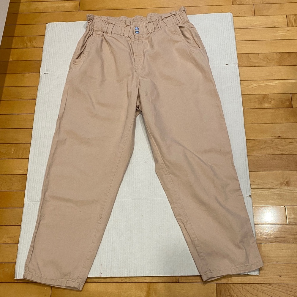 H&M women’s high waisted paper bag waist Tan pants in 100% Cotton size 10